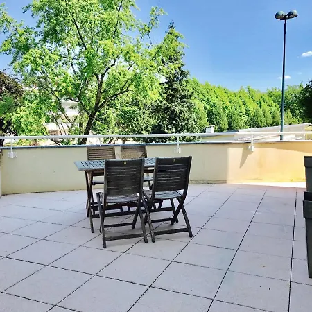 Proche & Vieille T3 Avec Grande Terrasse Apartment *